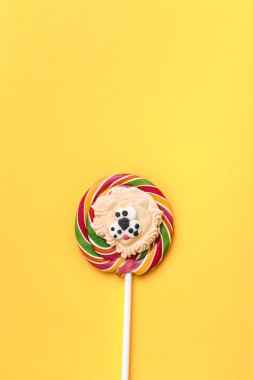 lolipop Sarı zemin üzerine