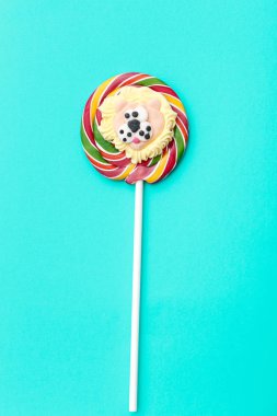 lolipop turkuaz arka plan üzerinde