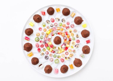 lolipop ve truffleson beyaz tabak