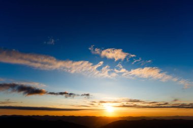 Adam'ın en yüksek Dağı'nda gündoğumu 