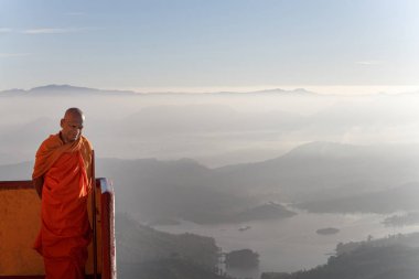 Budist dağda ayakta