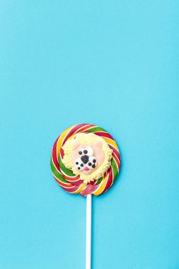 Lolipop mavi zemin üzerine