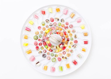 Beyaz plaka üzerinde renkli lolipop