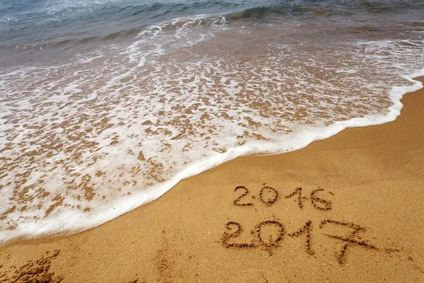 2017 kirjoitus rannalla hiekka — kuvapankkivalokuva