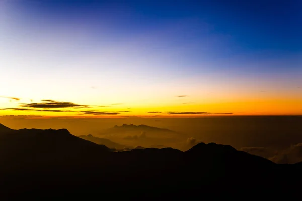 Lever de soleil sur la montagne du pic Adam — Photo