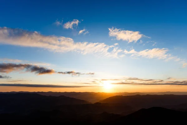 Lever de soleil sur la montagne du pic Adam — Photo