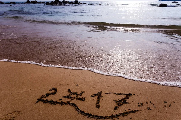 2017 letras na areia da praia — Fotografia de Stock