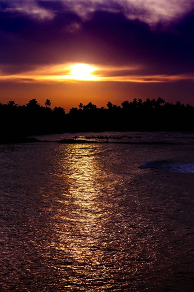 Pôr do sol na praia tropical — Fotografia de Stock