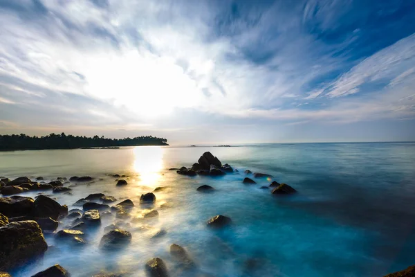 Zachód słońca na tropikalnej plaży — Zdjęcie stockowe