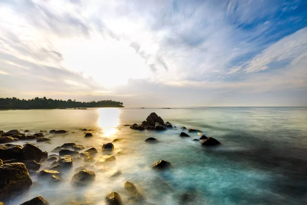 Pôr do sol na praia tropical — Fotografia de Stock