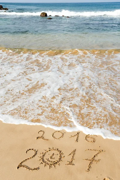 Uusi vuosi 2017 kirjaimet rannalla — kuvapankkivalokuva