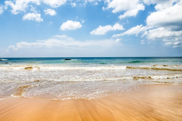 Paisagem com praia tropical — Fotografia de Stock