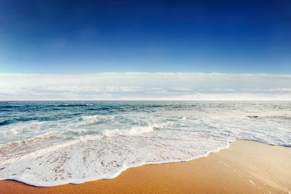 Пейзаж с тропическим пляжем — стоковое фото