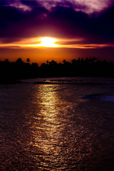 Pôr do sol na praia tropical — Fotografia de Stock