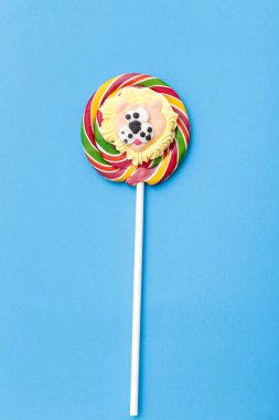 Lolipop mavi zemin üzerine