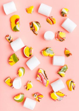 düz lay ile renkli şekerler