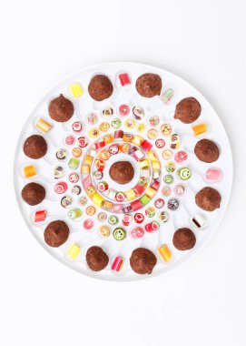 lolipop ve truffleson beyaz tabak