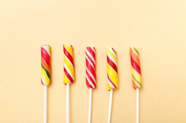 düz lay ile renkli şekerler