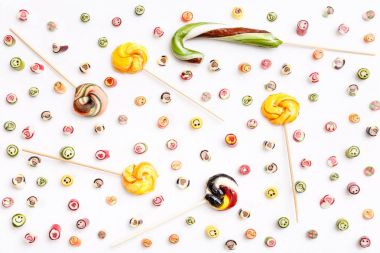 düz lay ile renkli şekerler