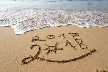 Mutlu yeni yıl 2018 yazı tropik sahil kumu  