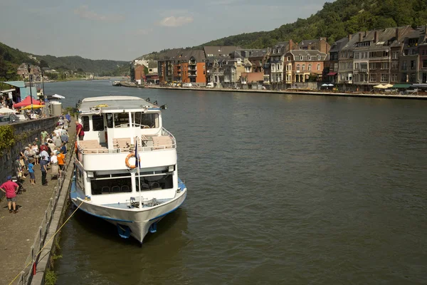 .Vista do rio Meuse na cidade belga de Dinant . — Fotografia de Stock