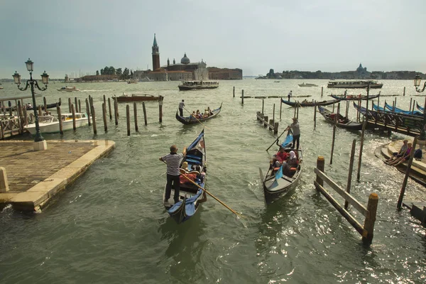 Tradycyjne weneckie gondole na Canale Grande w Wenecji. — Zdjęcie stockowe