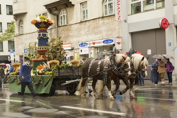 Oktoberfest in München. Der Marsch durch die Innenstadt. — Stockfoto