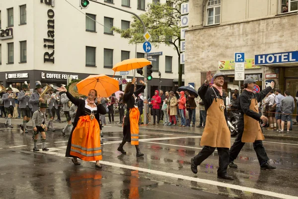 Oktoberfest i München. Marsch genom centrala staden. — Stockfoto