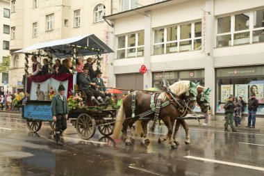 Oktoberfest Münih'te. Şehir Merkezi aracılığıyla Mart.