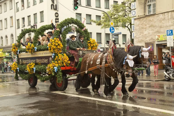 Oktoberfest à Munich. La marche à travers le centre-ville . — Photo