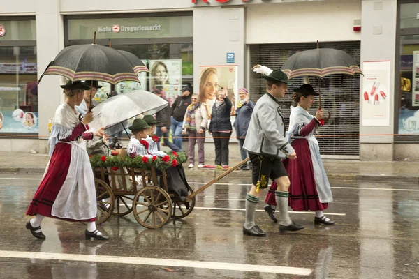 Oktoberfest in München. Der Marsch durch die Innenstadt. — Stockfoto