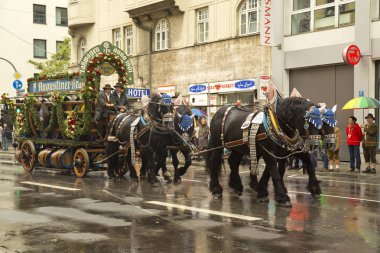  Oktoberfest Münih'te. Şehir Merkezi aracılığıyla Mart.