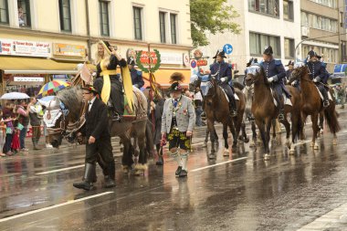  Oktoberfest Münih'te. Şehir Merkezi aracılığıyla Mart.