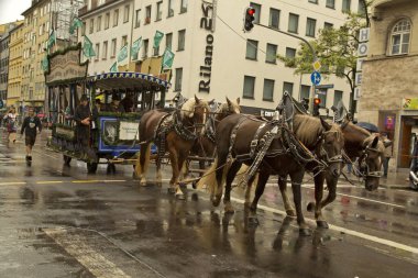 Oktoberfest Münih'te. Şehir Merkezi aracılığıyla Mart.