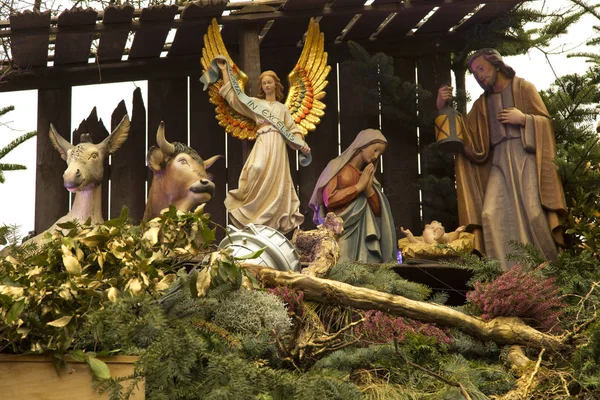 Kerststal op de traditionele kerstmarkt. — Stockfoto