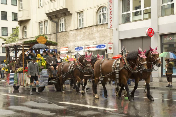 Oktoberfest i München. Marsch genom centrala staden. — Stockfoto