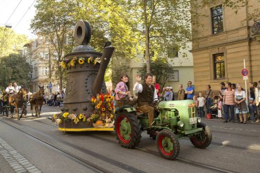  Stuttgart Volksfest. Şehir Merkezi aracılığıyla Mart.