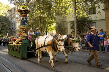  Stuttgart Volksfest. Şehir Merkezi aracılığıyla Mart.