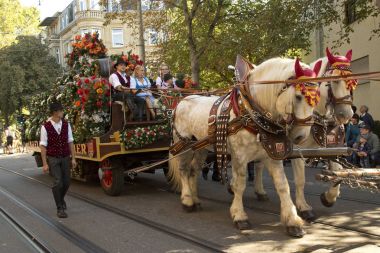 Stuttgart Volksfest. Şehir Merkezi aracılığıyla Mart.