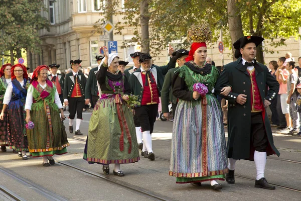 Volksfest Stuttgartban. A menet keresztül a város központjában. — Stock Fotó