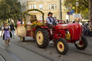 Stuttgart Volksfest. Şehir Merkezi aracılığıyla Mart.