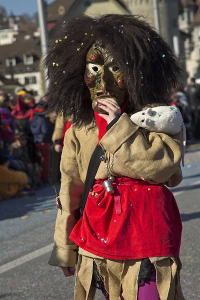 La tradizionale sfilata di maschere di carnevale  . — Foto Stock