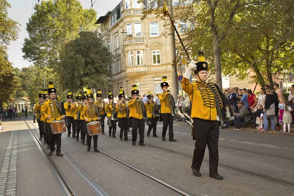 Volksfest in Stuttgart. De Mars door het centrum van de stad. — Stockfoto