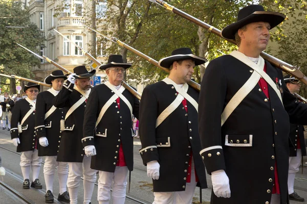 Stuttgart Volksfest. Şehir Merkezi aracılığıyla Mart.