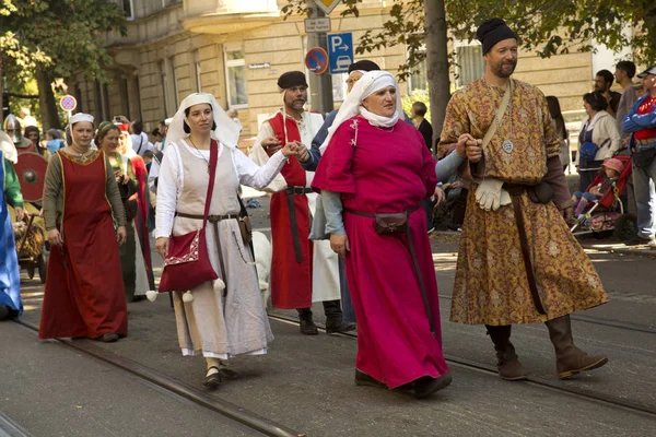 Stuttgart Volksfest. Şehir Merkezi aracılığıyla Mart.