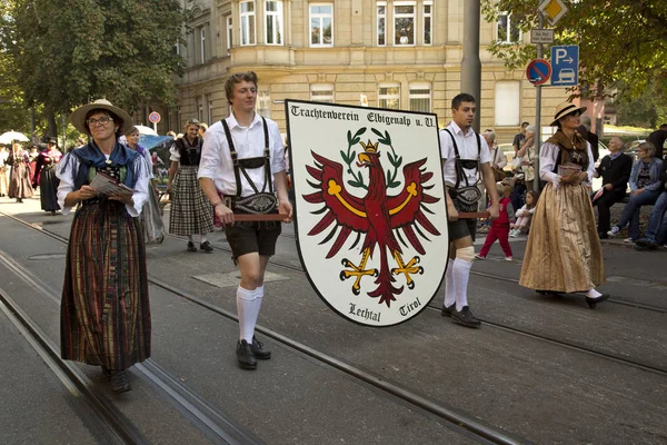  Stuttgart Volksfest. Şehir Merkezi aracılığıyla Mart.