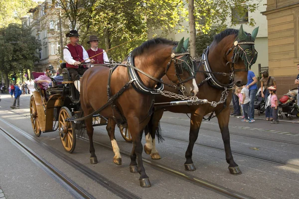 Stuttgart Volksfest. Şehir Merkezi aracılığıyla Mart.