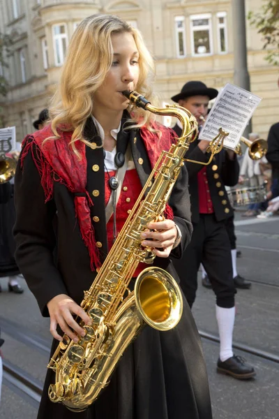 Stuttgart Volksfest. Şehir Merkezi aracılığıyla Mart.