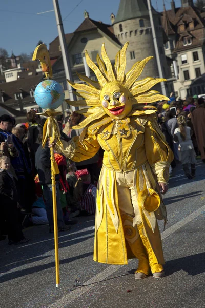 カーニバル マスクの伝統的なカーニバルのパレード . — ストック写真