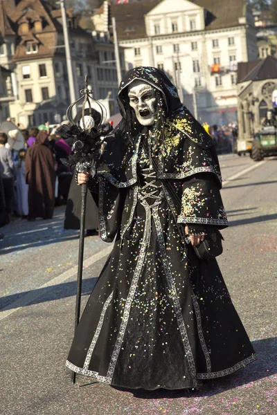 La tradizionale sfilata di maschere di carnevale  . — Foto Stock